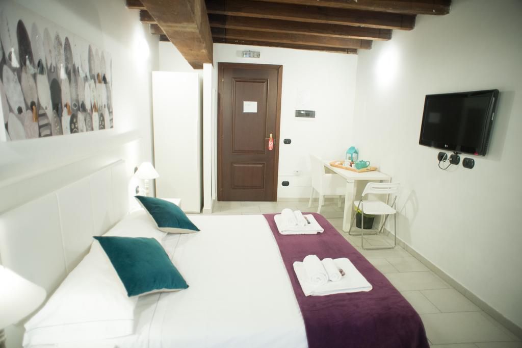 Flowers Apartments Rome Bilik gambar