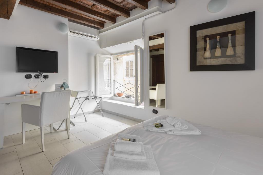 Flowers Apartments Rome Bilik gambar